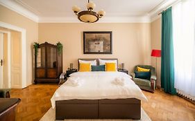 Luxurious Kafka Family Apt In Old Town